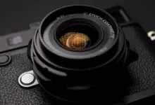 Ο Thypoch Ksana 21mm f/3.5 M-Mount σε μαύρη και ασημί έκδοση με έμφαση στη vintage σχεδίαση