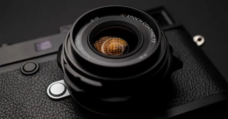 Ο Thypoch Ksana 21mm f/3.5 M-Mount σε μαύρη και ασημί έκδοση με έμφαση στη vintage σχεδίαση
