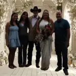 Γαμήλια φωτογραφία με κακό φωτισμό και λανθασμένη επεξεργασία όπου άτομα φαίνονται να αιωρούνται