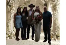 Γαμήλια φωτογραφία με κακό φωτισμό και λανθασμένη επεξεργασία όπου άτομα φαίνονται να αιωρούνται