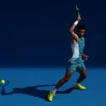 Σκιά της ρακέτας του Carlos Alcaraz τη στιγμή που χτυπά την μπάλα σε αγώνα τένις