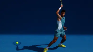 Σκιά της ρακέτας του Carlos Alcaraz τη στιγμή που χτυπά την μπάλα σε αγώνα τένις