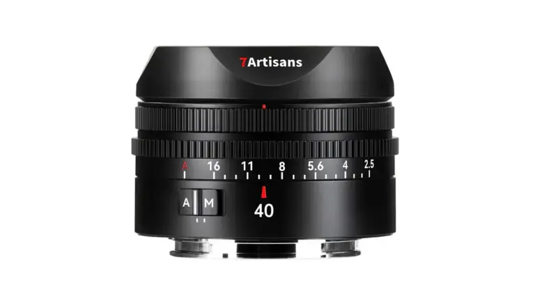 Ο 7Artisans AF 40mm f/2.5 FE σε μπλε gradient φόντο, με εμφανές το μπροστινό στοιχείο και το δαχτυλίδι εστίασης