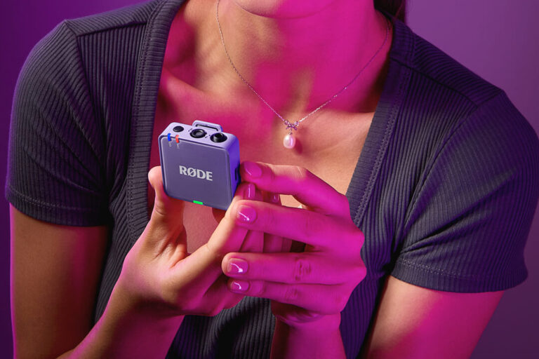 Rode Wireless GO και Wireless PRO δίπλα σε iPhone με οθόνη σύνδεσης Direct Connect