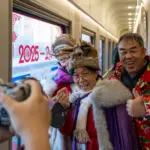 Φωτογραφικά θεματικό τουριστικό τρένο στην Κίνα με επιβάτες σε οργανωμένη φωτογράφιση