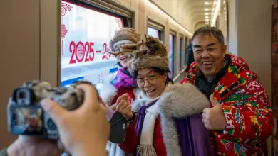 Φωτογραφικά θεματικό τουριστικό τρένο στην Κίνα με επιβάτες σε οργανωμένη φωτογράφιση