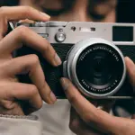 Compact κάμερα στο χέρι, σύμβολο της ανόδου της κατηγορίας το 2025
