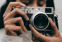 Compact κάμερα στο χέρι, σύμβολο της ανόδου της κατηγορίας το 2025