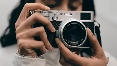 Compact κάμερα στο χέρι, σύμβολο της ανόδου της κατηγορίας το 2025