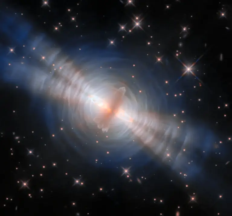Το Νεφέλωμα Αυγού όπως καταγράφηκε από το Hubble με εμφανείς τις δίδυμες δέσμες φωτός