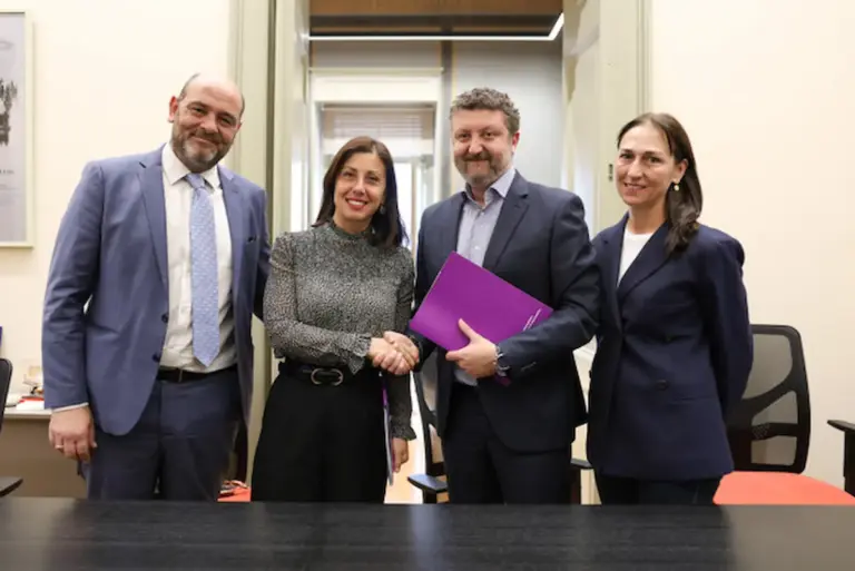 Υπογραφή μνημονίου συνεργασίας για κατάρτιση δημιουργών ανάμεσα σε ΕΚΚΟΜΕΔ και Netflix