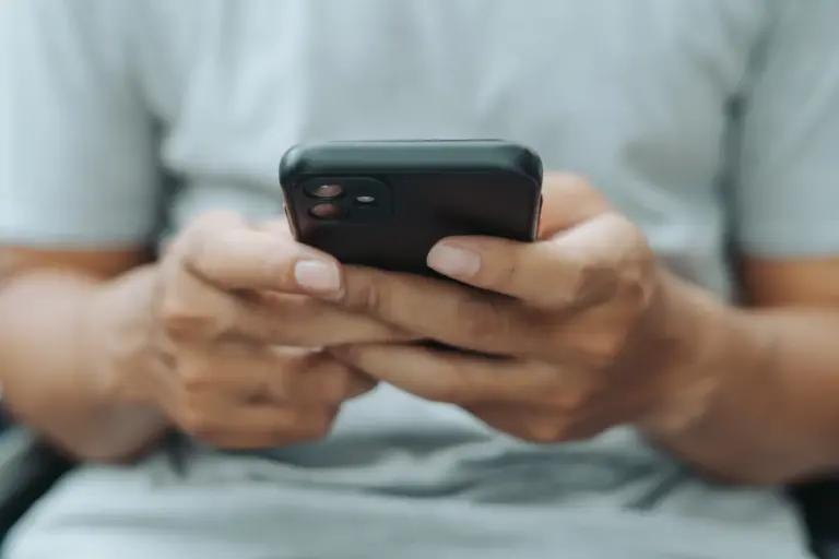 Ευρωπαϊκή Ένωση και TikTok στο επίκεντρο ρυθμιστικής σύγκρουσης για το άπειρο scroll