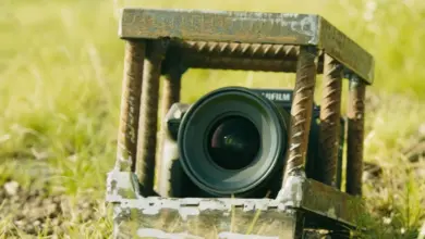 Κάμερα Fujifilm GFX100 II σε προστατευτικό κλωβό στο μονοπάτι ελεφάντων στην αφρικανική σαβάνα