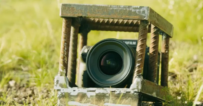 Κάμερα Fujifilm GFX100 II σε προστατευτικό κλωβό στο μονοπάτι ελεφάντων στην αφρικανική σαβάνα