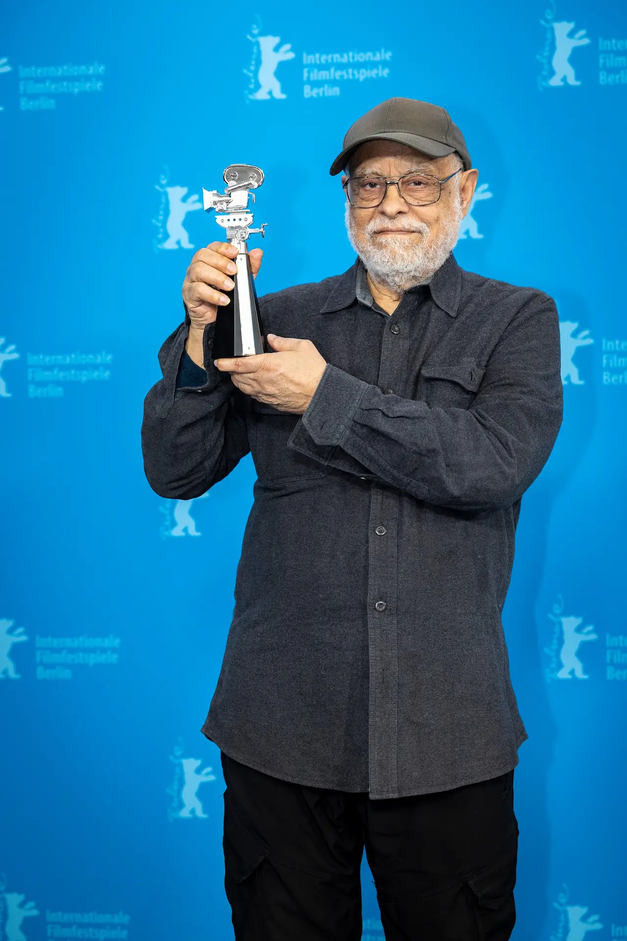 Ο Haile Gerima κρατά τη Berlinale Camera στο Φεστιβάλ Βερολίνου 2026