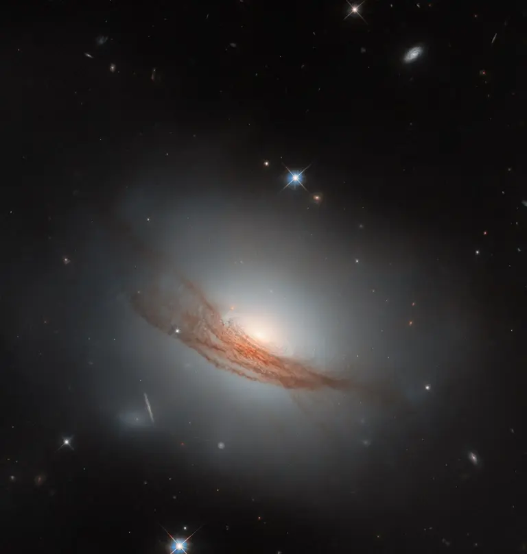 Ο φακοειδής γαλαξίας NGC 7722 σε εικόνα του Hubble με ομόκεντρους δακτυλίους σκόνης