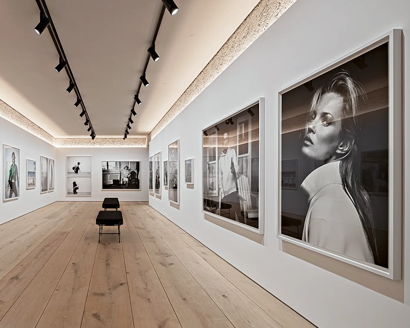 Επισκέπτες σε έκθεση της Leica Gallery Wetzlar για τα 50 χρόνια των Leica Galleries