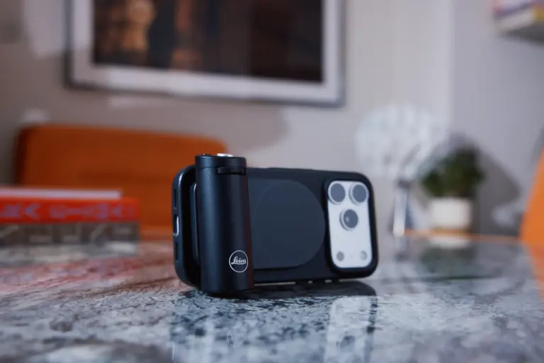 Μαύρη δερμάτινη Leica LUX Case για iPhone 17 Pro με MagSafe και κουμπιά αλουμινίου