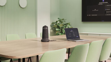 Meeting Owl 5 Pro τοποθετημένο στο κέντρο αίθουσας συσκέψεων με συμμετέχοντες γύρω από τραπέζι