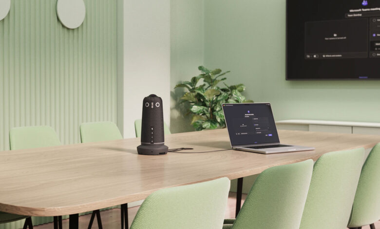 Meeting Owl 5 Pro τοποθετημένο στο κέντρο αίθουσας συσκέψεων με συμμετέχοντες γύρω από τραπέζι