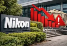 Το λογότυπο της Nikon σε εξωτερικό χώρο εταιρικών εγκαταστάσεων, σύμβολο μιας περιόδου οικονομικής πίεσης για την εταιρεία.