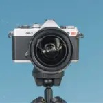 OM System OM-3 Astro με φόντο νυχτερινό ουρανό και νεφέλωμα