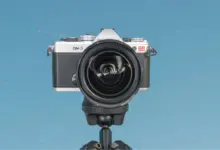 OM System OM-3 Astro με φόντο νυχτερινό ουρανό και νεφέλωμα