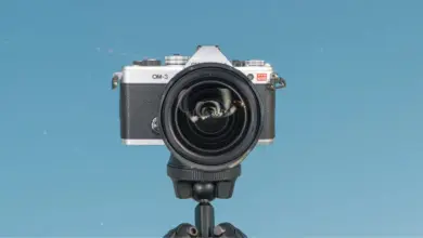 OM System OM-3 Astro με φόντο νυχτερινό ουρανό και νεφέλωμα