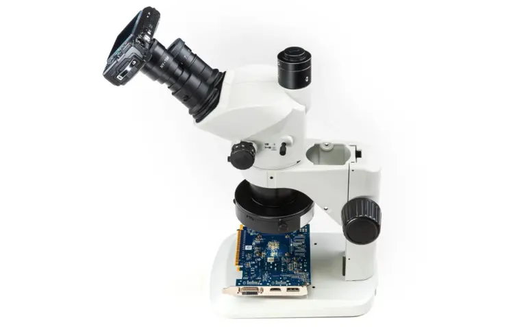 OM System TG-7 Industry προσαρμοσμένη σε στερεοσκοπικό μικροσκόπιο για εργαστηριακή απεικόνιση