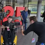 Επαγγελματικό σύστημα κάμερας προσαρμοσμένο σε ηλεκτρικό αναπηρικό αμαξίδιο σε γύρισμα