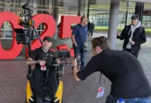 Επαγγελματικό σύστημα κάμερας προσαρμοσμένο σε ηλεκτρικό αναπηρικό αμαξίδιο σε γύρισμα