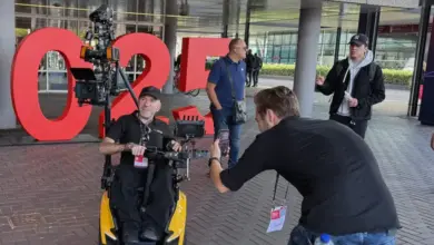 Επαγγελματικό σύστημα κάμερας προσαρμοσμένο σε ηλεκτρικό αναπηρικό αμαξίδιο σε γύρισμα