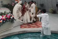 Φωτογράφος γάμου πέφτει σε πισίνα την ώρα της τελετής και συνεχίζει να τραβάει