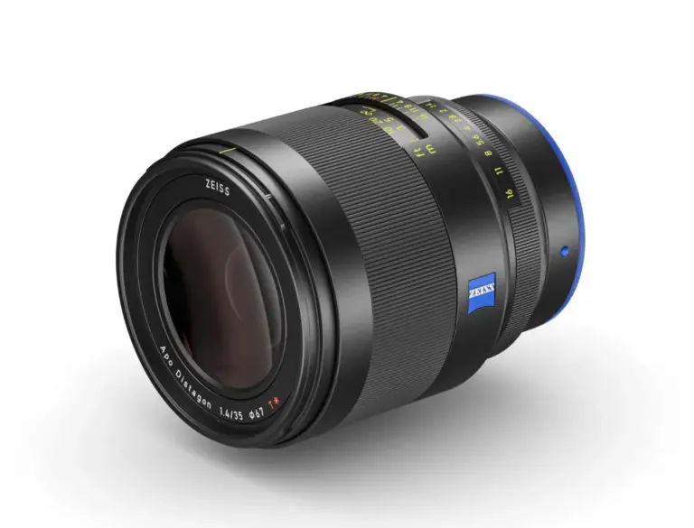 ZEISS Otus ML 1.4/35 σε studio λήψη με κίτρινες ενδείξεις και hood