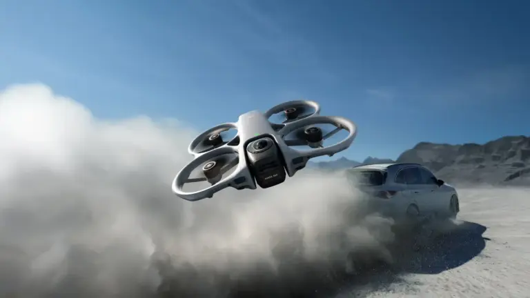 DJI Avata 360 drone με χειριστήριο σε εξωτερικό χώρο