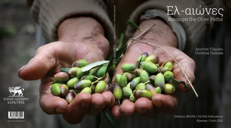 Δύο ανοιχτά χέρια γεμάτα ελιές, εικόνα-κλειδί των «Ελ–αιώνων»