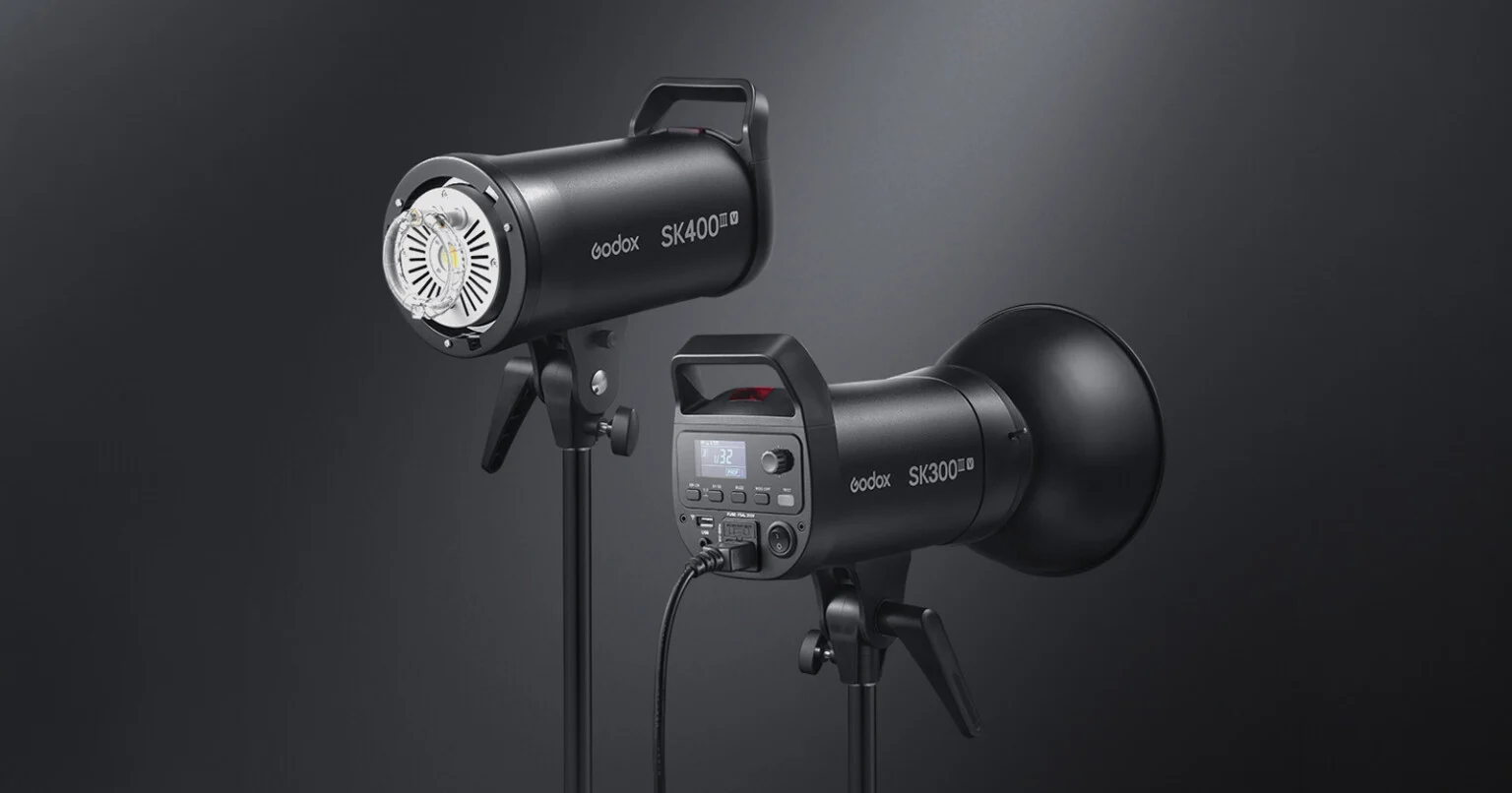 Δύο Godox SK400III-V studio monolights σε βάσεις, με LCD πίσω πάνελ και LED modeling lamp, σε σκούρο φόντο