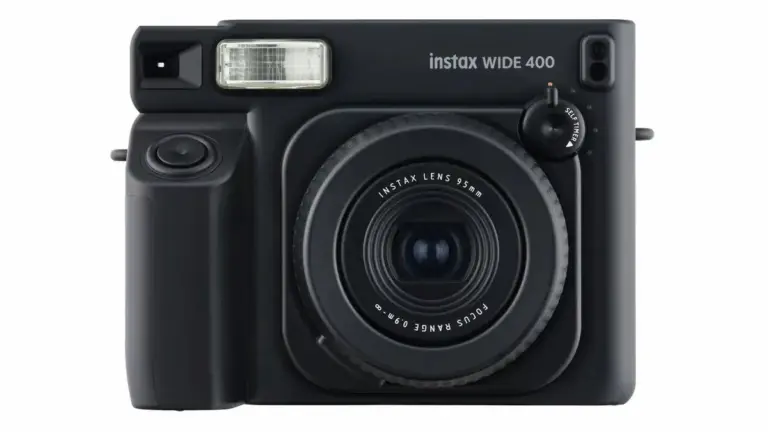 Η Fujifilm Instax Wide 400 σε μαύρο χρώμα