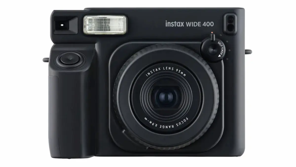 Η Fujifilm Instax Wide 400 σε μαύρο χρώμα
