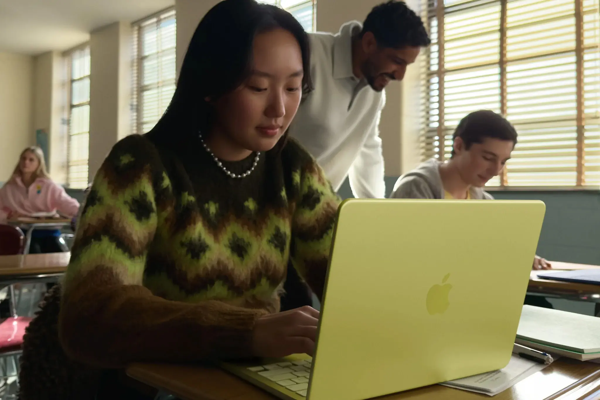 MacBook Neo δίπλα σε MacBook Air με έμφαση στις διαφορές θυρών και οθόνης