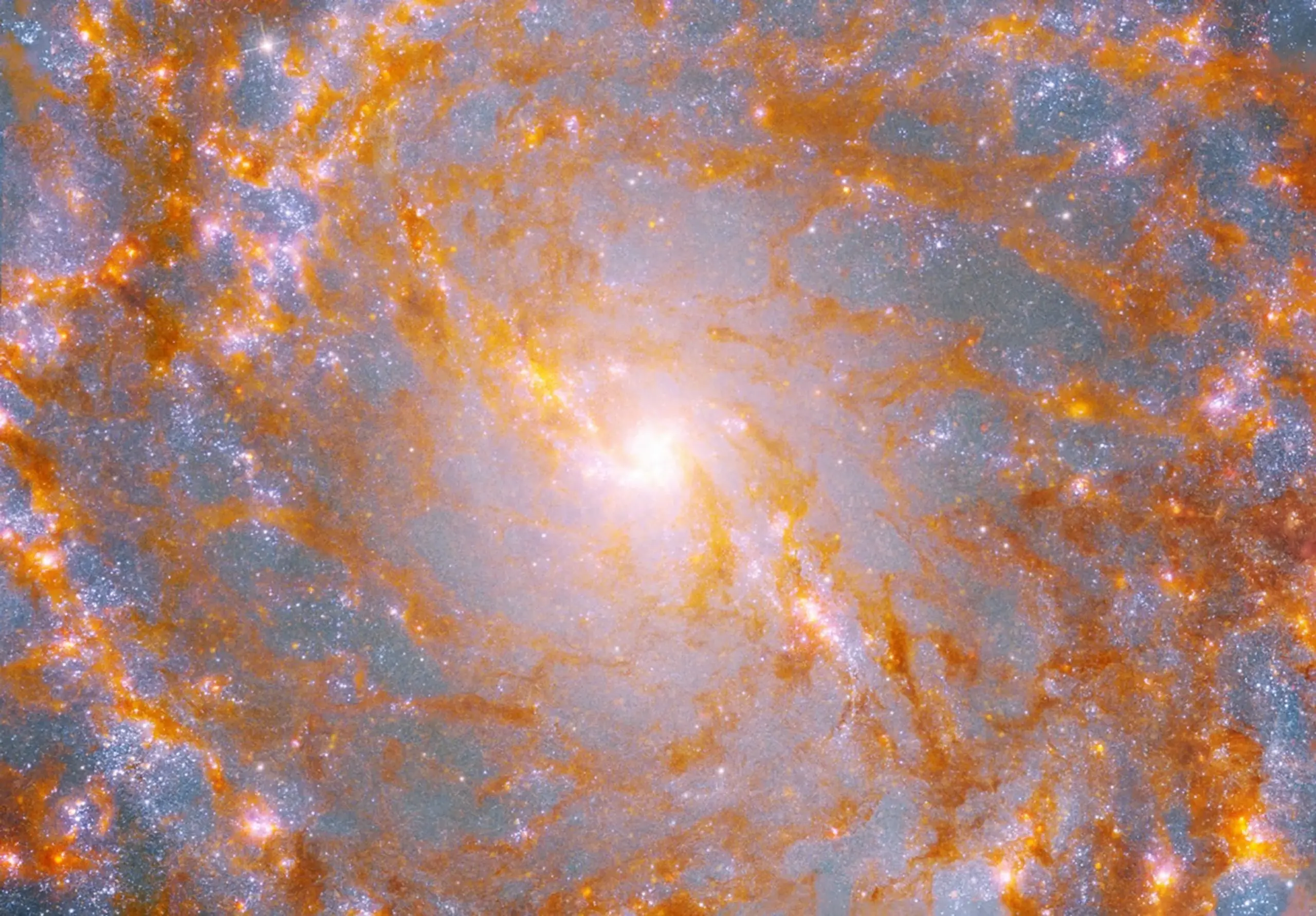 Ο πυρήνας του γαλαξία Messier 101 με σκόνη και αστέρια