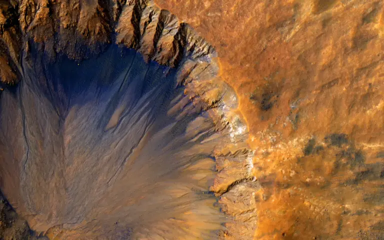 Κρατήρας στη Sirenum Fossae όπως τον κατέγραψε το HiRISE του MRO