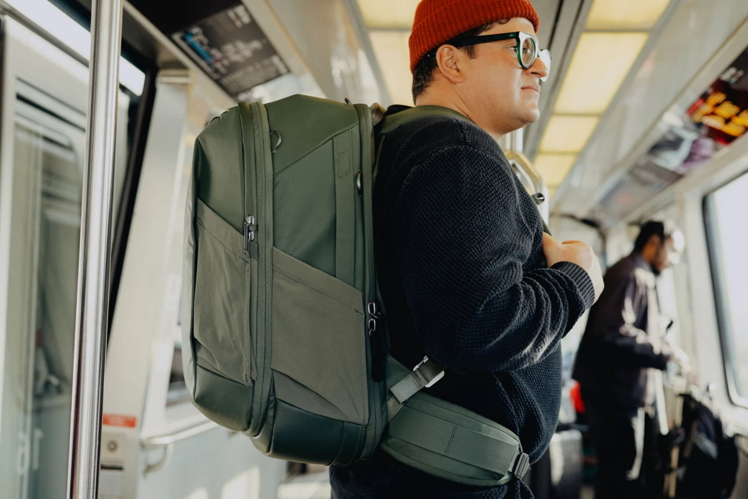 Τέσσερις νέες τσάντες Travel Line της Peak Design σε χρήση σε ταξίδι