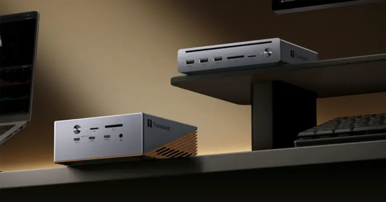 Thunderbolt 5 dock UGreen Maxidok σε γραφείο με οθόνες