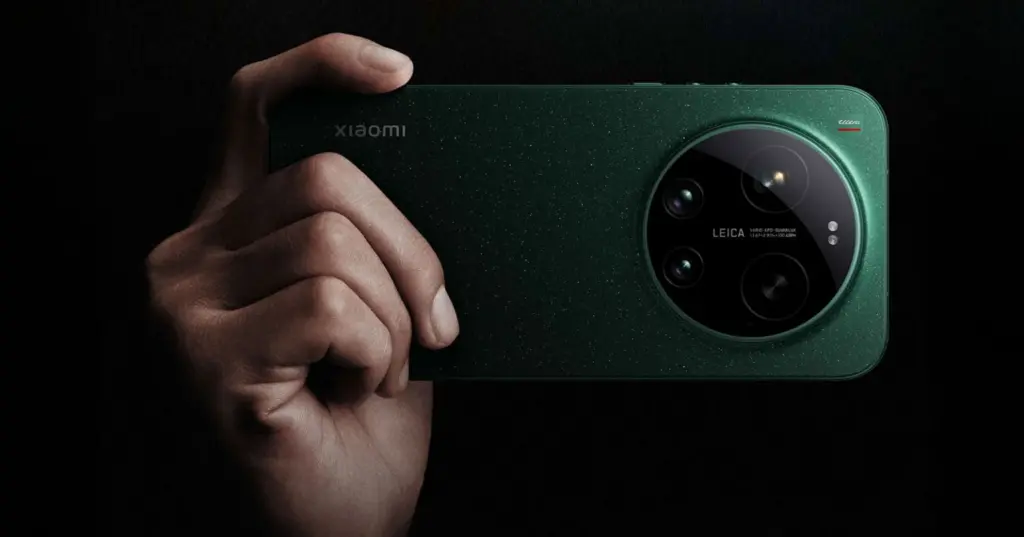 Xiaomi 17 Ultra σε Starlit Green με μεγάλο κυκλικό Leica camera module στο πίσω μέρος