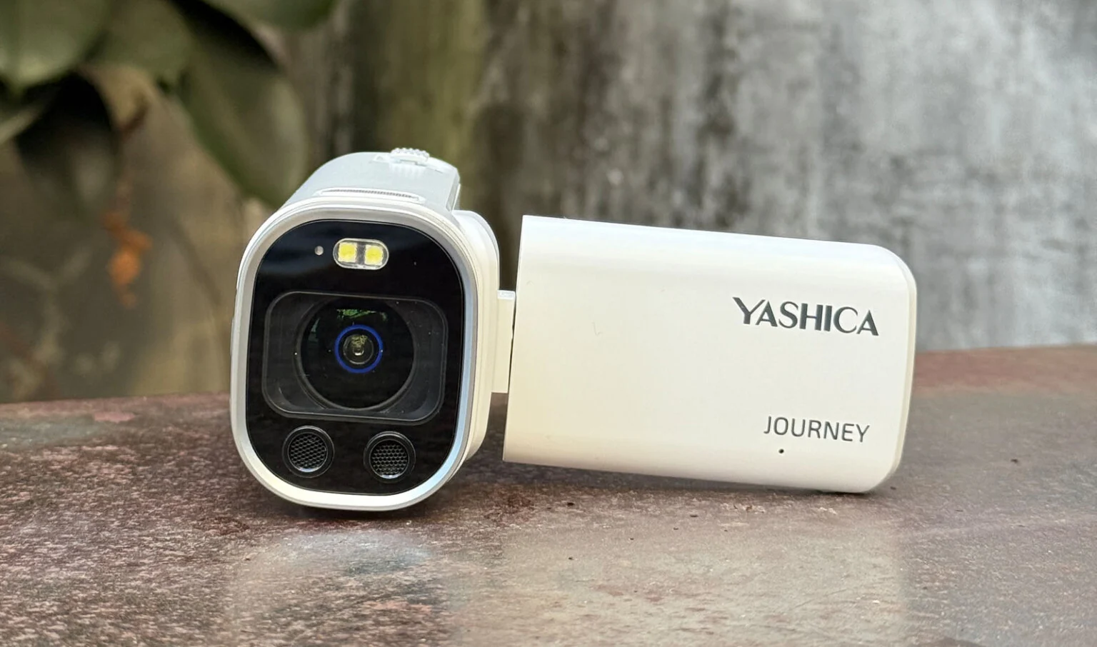 Η νέα βιντεοκάμερα Yashica Journey 4K σε λευκό χρώμα με ανοιχτή ανακλινόμενη οθόνη
