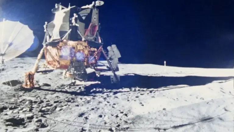 Η απογείωση του Apollo 17 από τη Σελήνη με κάμερα στο Rover
