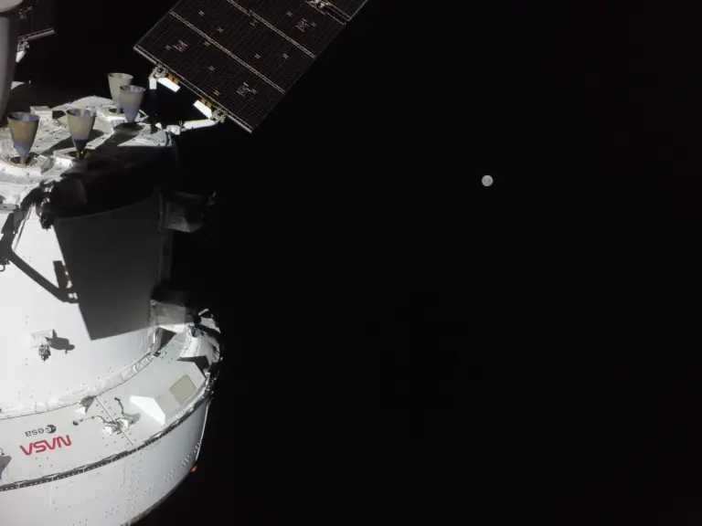 Το Orion φωτογραφημένο από εξωτερική GoPro κάμερα πάνω σε ηλιακό πάνελ