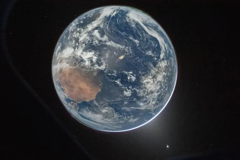 Η Γη με σέλας και ζωδιακό φως από το Orion