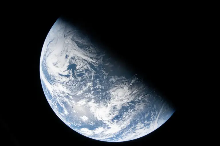 Η Γη φωτογραφημένη από το Orion της αποστολής Artemis II με ορατή τη γραμμή φωτός και σκιάς